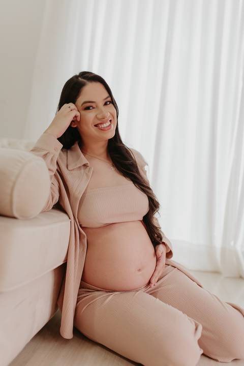 ensaio gestante, fotos de gestantes com marido, ensaio fotográfico gravidez, fotos de gestante em estudio, fotos de gestante ao ar livre ideias, ensaio gestante em estúdio, ensaio gestante estúdio casal, fotos de casal studio'