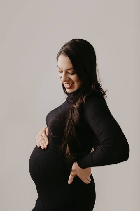 ensaio gestante, fotos de gestantes com marido, ensaio fotográfico gravidez, fotos de gestante em estudio, fotos de gestante ao ar livre ideias, ensaio gestante em estúdio, ensaio gestante estúdio casal, fotos de casal studio'