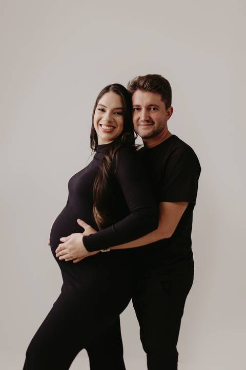 ensaio gestante, fotos de gestantes com marido, ensaio fotográfico gravidez, fotos de gestante em estudio, fotos de gestante ao ar livre ideias, ensaio gestante em estúdio, ensaio gestante estúdio casal, fotos de casal studio'