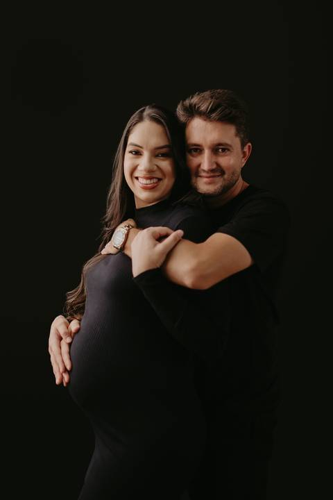 ensaio gestante, fotos de gestantes com marido, ensaio fotográfico gravidez, fotos de gestante em estudio, fotos de gestante ao ar livre ideias, ensaio gestante em estúdio, ensaio gestante estúdio casal, fotos de casal studio'