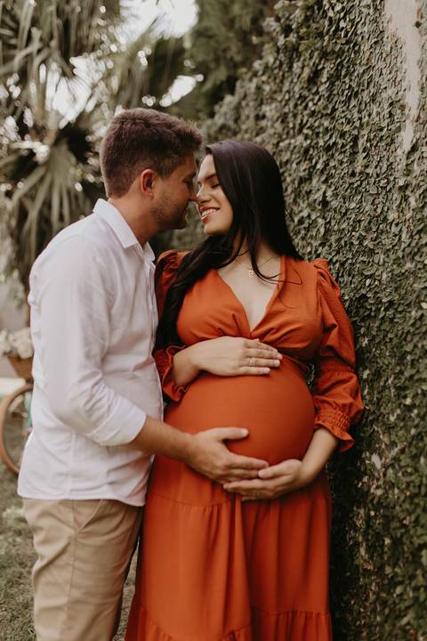 ensaio gestante, fotos de gestantes com marido, ensaio fotográfico gravidez, fotos de gestante em estudio, fotos de gestante ao ar livre ideias, ensaio gestante em estúdio, ensaio gestante estúdio casal, fotos de casal studio'