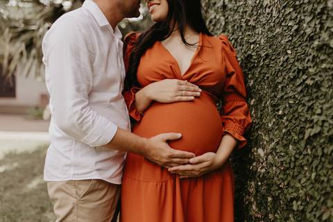 ensaio gestante, fotos de gestantes com marido, ensaio fotográfico gravidez, fotos de gestante em estudio, fotos de gestante ao ar livre ideias, ensaio gestante em estúdio, ensaio gestante estúdio casal, fotos de casal studio'