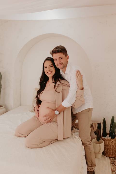ensaio gestante, fotos de gestantes com marido, ensaio fotográfico gravidez, fotos de gestante em estudio, fotos de gestante ao ar livre ideias, ensaio gestante em estúdio, ensaio gestante estúdio casal, fotos de casal studio'