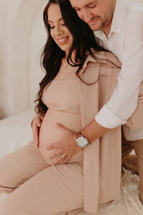 ensaio gestante, fotos de gestantes com marido, ensaio fotográfico gravidez, fotos de gestante em estudio, fotos de gestante ao ar livre ideias, ensaio gestante em estúdio, ensaio gestante estúdio casal, fotos de casal studio'