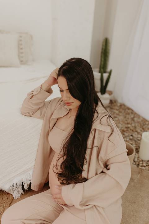 ensaio gestante, fotos de gestantes com marido, ensaio fotográfico gravidez, fotos de gestante em estudio, fotos de gestante ao ar livre ideias, ensaio gestante em estúdio, ensaio gestante estúdio casal, fotos de casal studio'