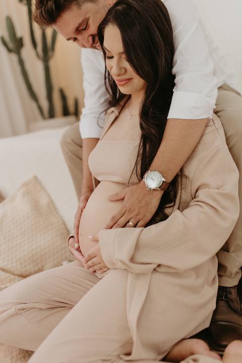 ensaio gestante, fotos de gestantes com marido, ensaio fotográfico gravidez, fotos de gestante em estudio, fotos de gestante ao ar livre ideias, ensaio gestante em estúdio, ensaio gestante estúdio casal, fotos de casal studio'