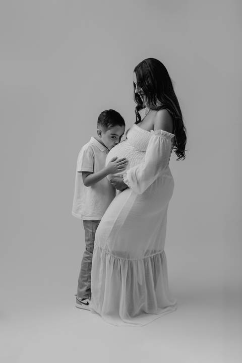 ensaio gestante, fotos de gestantes com marido, ensaio fotográfico gravidez, fotos de gestante em estudio, fotos de gestante ao ar livre ideias, ensaio gestante em estúdio, ensaio gestante estúdio casal'