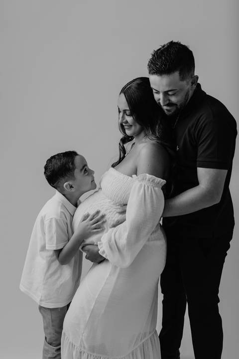 ensaio gestante, fotos de gestantes com marido, ensaio fotográfico gravidez, fotos de gestante em estudio, fotos de gestante ao ar livre ideias, ensaio gestante em estúdio, ensaio gestante estúdio casal'