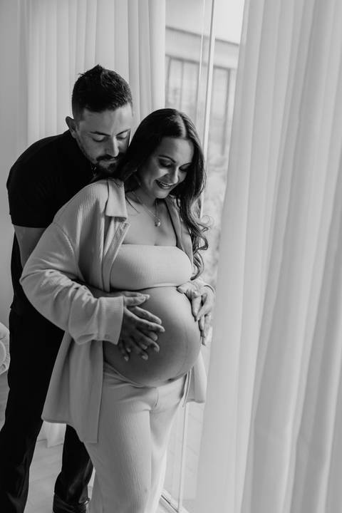 ensaio gestante, fotos de gestantes com marido, ensaio fotográfico gravidez, fotos de gestante em estudio, fotos de gestante ao ar livre ideias, ensaio gestante em estúdio, ensaio gestante estúdio casal'