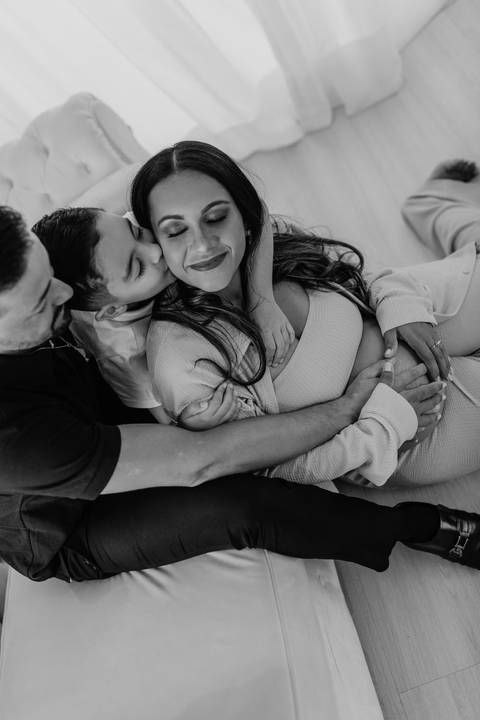 ensaio gestante, fotos de gestantes com marido, ensaio fotográfico gravidez, fotos de gestante em estudio, fotos de gestante ao ar livre ideias, ensaio gestante em estúdio, ensaio gestante estúdio casal'