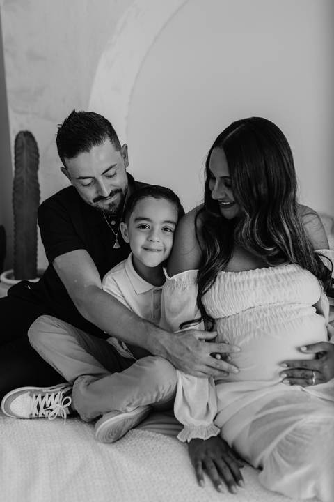 ensaio gestante, fotos de gestantes com marido, ensaio fotográfico gravidez, fotos de gestante em estudio, fotos de gestante ao ar livre ideias, ensaio gestante em estúdio, ensaio gestante estúdio casal'