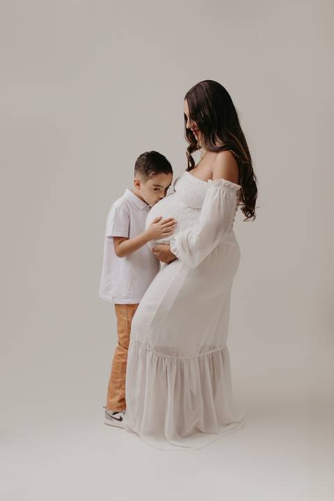 ensaio gestante, fotos de gestantes com marido, ensaio fotográfico gravidez, fotos de gestante em estudio, fotos de gestante ao ar livre ideias, ensaio gestante em estúdio, ensaio gestante estúdio casal'