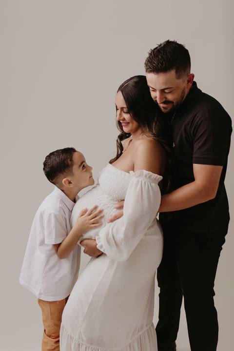 ensaio gestante, fotos de gestantes com marido, ensaio fotográfico gravidez, fotos de gestante em estudio, fotos de gestante ao ar livre ideias, ensaio gestante em estúdio, ensaio gestante estúdio casal'