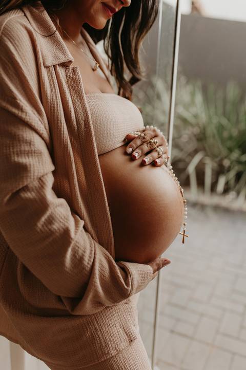 ensaio gestante, fotos de gestantes com marido, ensaio fotográfico gravidez, fotos de gestante em estudio, fotos de gestante ao ar livre ideias, ensaio gestante em estúdio, ensaio gestante estúdio casal'