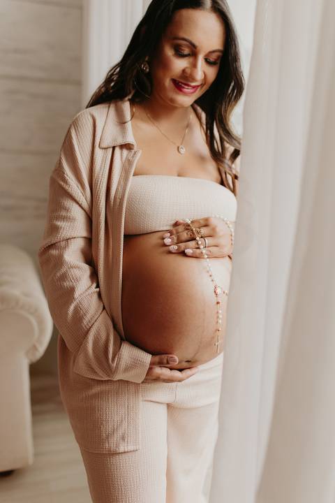 ensaio gestante, fotos de gestantes com marido, ensaio fotográfico gravidez, fotos de gestante em estudio, fotos de gestante ao ar livre ideias, ensaio gestante em estúdio, ensaio gestante estúdio casal'