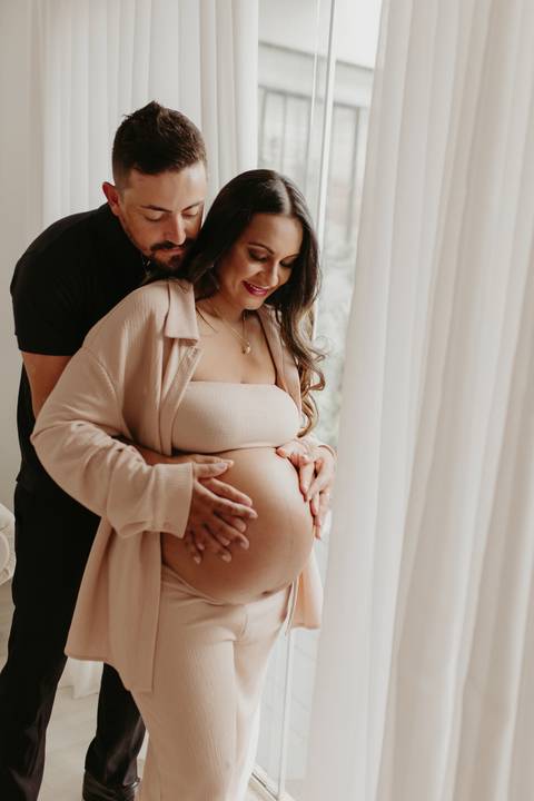 ensaio gestante, fotos de gestantes com marido, ensaio fotográfico gravidez, fotos de gestante em estudio, fotos de gestante ao ar livre ideias, ensaio gestante em estúdio, ensaio gestante estúdio casal'