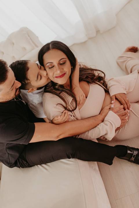 ensaio gestante, fotos de gestantes com marido, ensaio fotográfico gravidez, fotos de gestante em estudio, fotos de gestante ao ar livre ideias, ensaio gestante em estúdio, ensaio gestante estúdio casal'