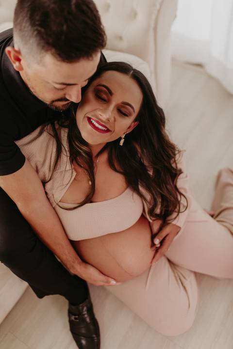 ensaio gestante, fotos de gestantes com marido, ensaio fotográfico gravidez, fotos de gestante em estudio, fotos de gestante ao ar livre ideias, ensaio gestante em estúdio, ensaio gestante estúdio casal'