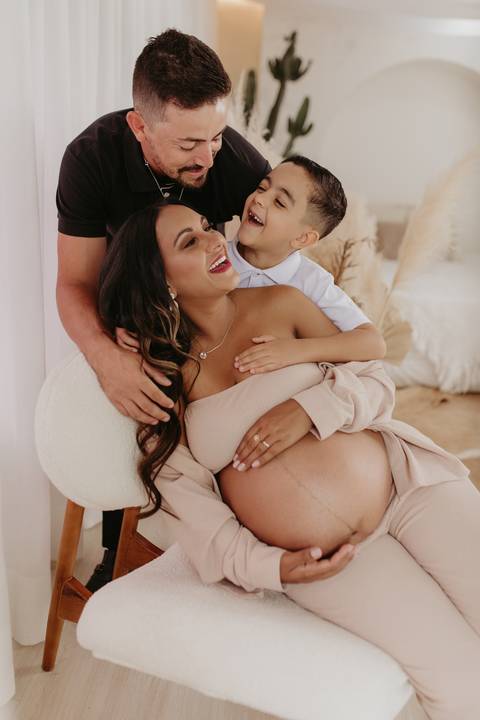 ensaio gestante, fotos de gestantes com marido, ensaio fotográfico gravidez, fotos de gestante em estudio, fotos de gestante ao ar livre ideias, ensaio gestante em estúdio, ensaio gestante estúdio casal'