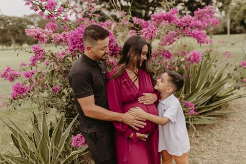 ensaio gestante, fotos de gestantes com marido, ensaio fotográfico gravidez, fotos de gestante em estudio, fotos de gestante ao ar livre ideias, ensaio gestante em estúdio, ensaio gestante estúdio casal'