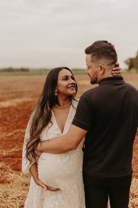 ensaio gestante, fotos de gestantes com marido, ensaio fotográfico gravidez, fotos de gestante em estudio, fotos de gestante ao ar livre ideias, ensaio gestante em estúdio, ensaio gestante estúdio casal'