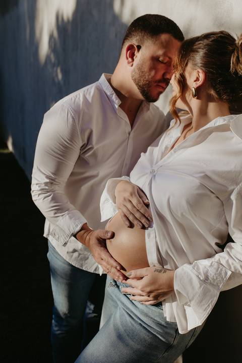 Ensaio fotográfico de gravidez com uma proposta moderna e atemporal próximo a Londrina.'