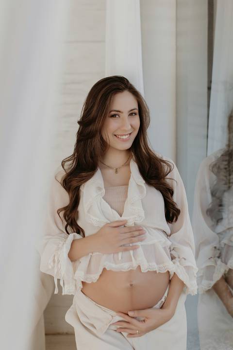 Ensaio de gestante da Isabella realizado no Estúdio Pitori, em Cambé, próximo a Londrina, com fotos em estúdio e jardim privativo.'