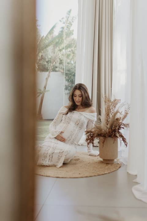 Ensaio de gestante da Isabella realizado no Estúdio Pitori, em Cambé, próximo a Londrina, com fotos em estúdio e jardim privativo.'