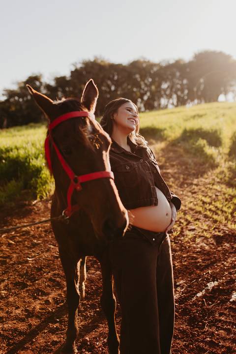 Ensaio de gestante realizado no Estúdio Pitori e em um sítio, em Cambé e região de Londrina, com fotos delicadas em estúdio e registros ao ar livre no campo.'