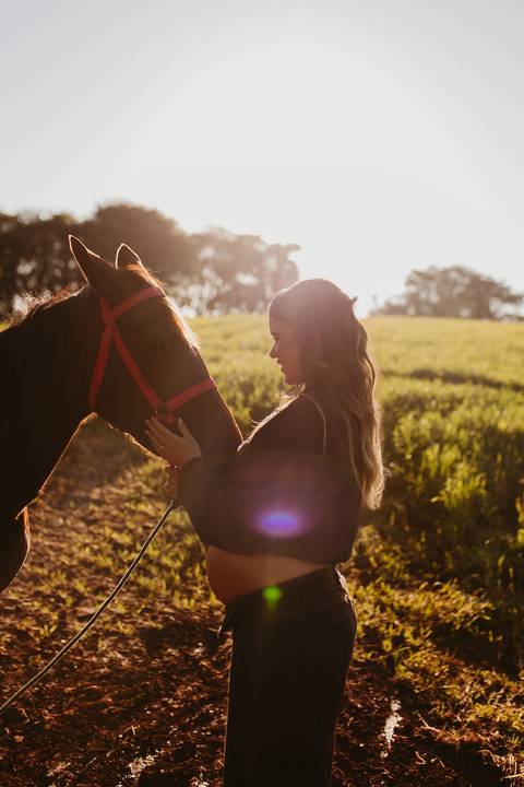 Ensaio de gestante realizado no Estúdio Pitori e em um sítio, em Cambé e região de Londrina, com fotos delicadas em estúdio e registros ao ar livre no campo.'