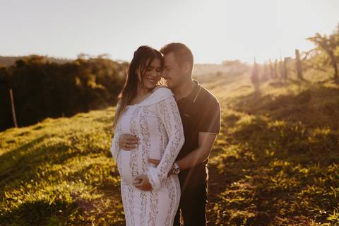 Ensaio de gestante realizado no Estúdio Pitori e em um sítio, em Cambé e região de Londrina, com fotos delicadas em estúdio e registros ao ar livre no campo.'