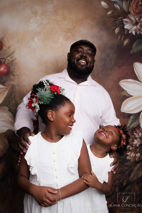 Imagine um cenário de Natal onde a família é o centro de tudo e cada detalhe é um lembrete silencioso de que o tempo vivido juntos é o presente mais valioso que existe. O relógio na parede não corre apressado; seus ponteiros movem-se suavemente, como se r'