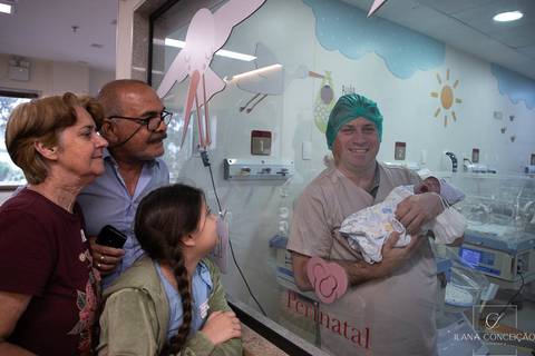 Artur chegou para multiplicar o amor da família. Para Alice, um irmão para a vida toda; para Priscila e Davi, um novo capítulo cheio de emoção; para avós e familiares, a alegria de ver a história continuar.'