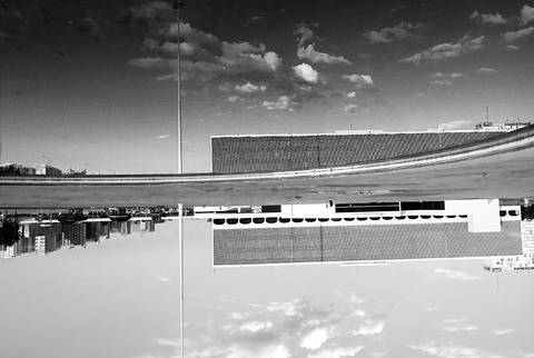 fotografia em preto e branco com reflexos'