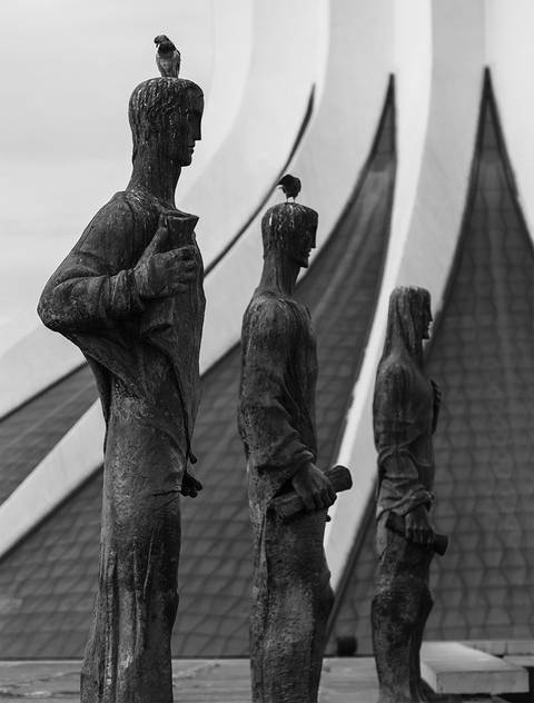 Esculturas Catedral de Brasília em preto e branco'
