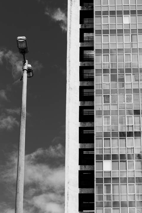 o poste e o prédio
'