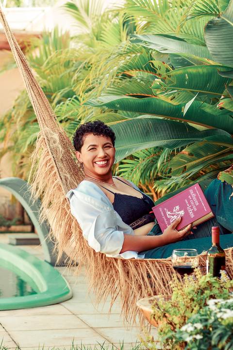 Ensaios fotografico intimista em juazeiro do norte ensaio sensual e sexy  fotos com livros e vinho'