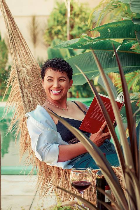 Ensaios fotografico intimista em juazeiro do norte ensaio sensual e sexy  fotos com livros e vinho'