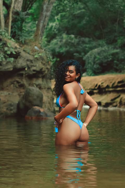 Ensaio fotográfico profissional de biquini na cachoeira do parque estadual sitio fundão crato ce'
