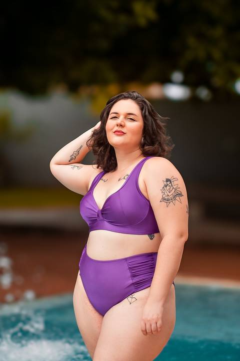 Ensaio fotográfico profissional de biquini na piscina gordinha gorda'