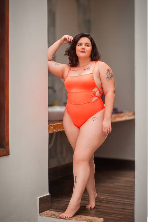 Ensaio fotográfico profissional de biquini na piscina gordinha gorda'