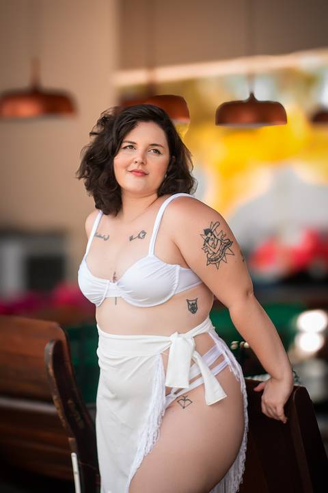 Ensaio fotográfico profissional de biquini na piscina gordinha gorda'