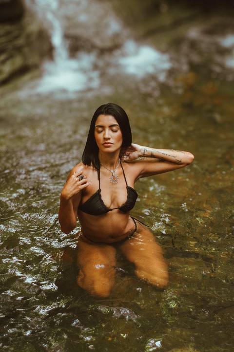 Ensaio fotográfico profissional de biquini na cachoeira do parque estadual sitio fundão crato ce cascata lameiro'