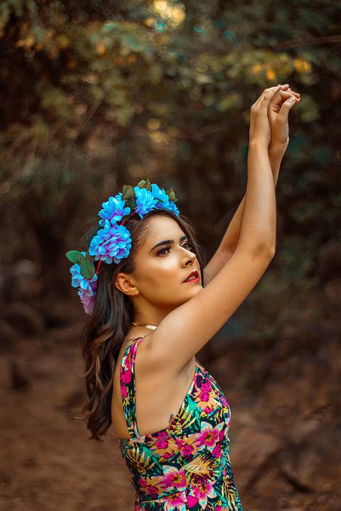 ensaio fotografico artisticos nas margens do rio batateiras com a modelo usando uma coroa de flores na cidade de crato ceara'