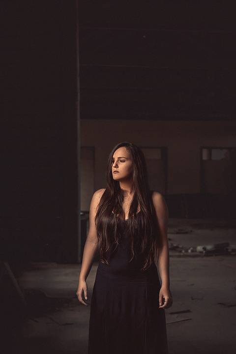 sessão fotografica conceitual modelo de vestido preto realizado no hospital manoel de abreu na cicade de crato'