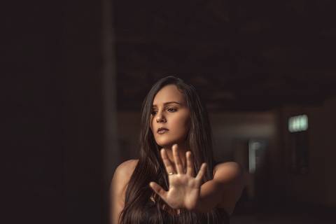 sessão fotografica conceitual modelo de vestido preto realizado no hospital manoel de abreu na cicade de crato'