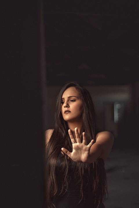 sessão fotografica conceitual modelo de vestido preto realizado no hospital manoel de abreu na cicade de crato'