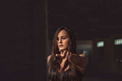 sessão fotografica conceitual modelo de vestido preto realizado no hospital manoel de abreu na cicade de crato'