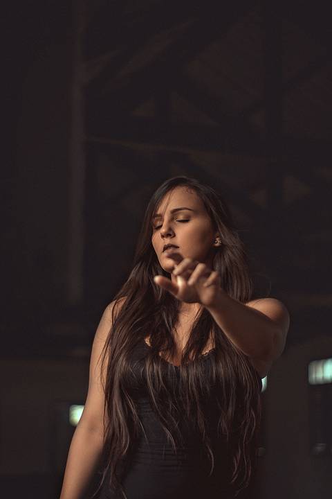 sessão fotografica conceitual modelo de vestido preto realizado no hospital manoel de abreu na cicade de crato'