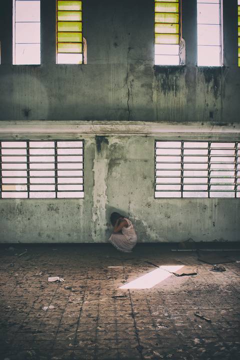 depressão angustia conceitual autoral locação hospital abandonado janelas modelo fotografica'